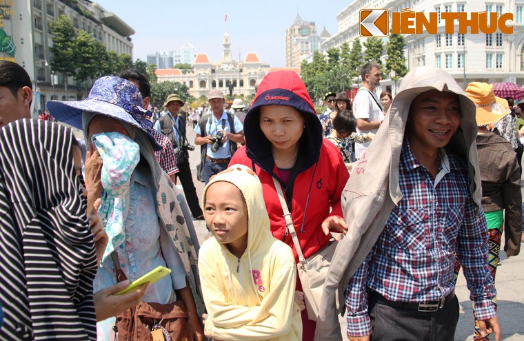 Mung ba Tet: Chen nhau xem thu, doi nang dao duong hoa-Hinh-2